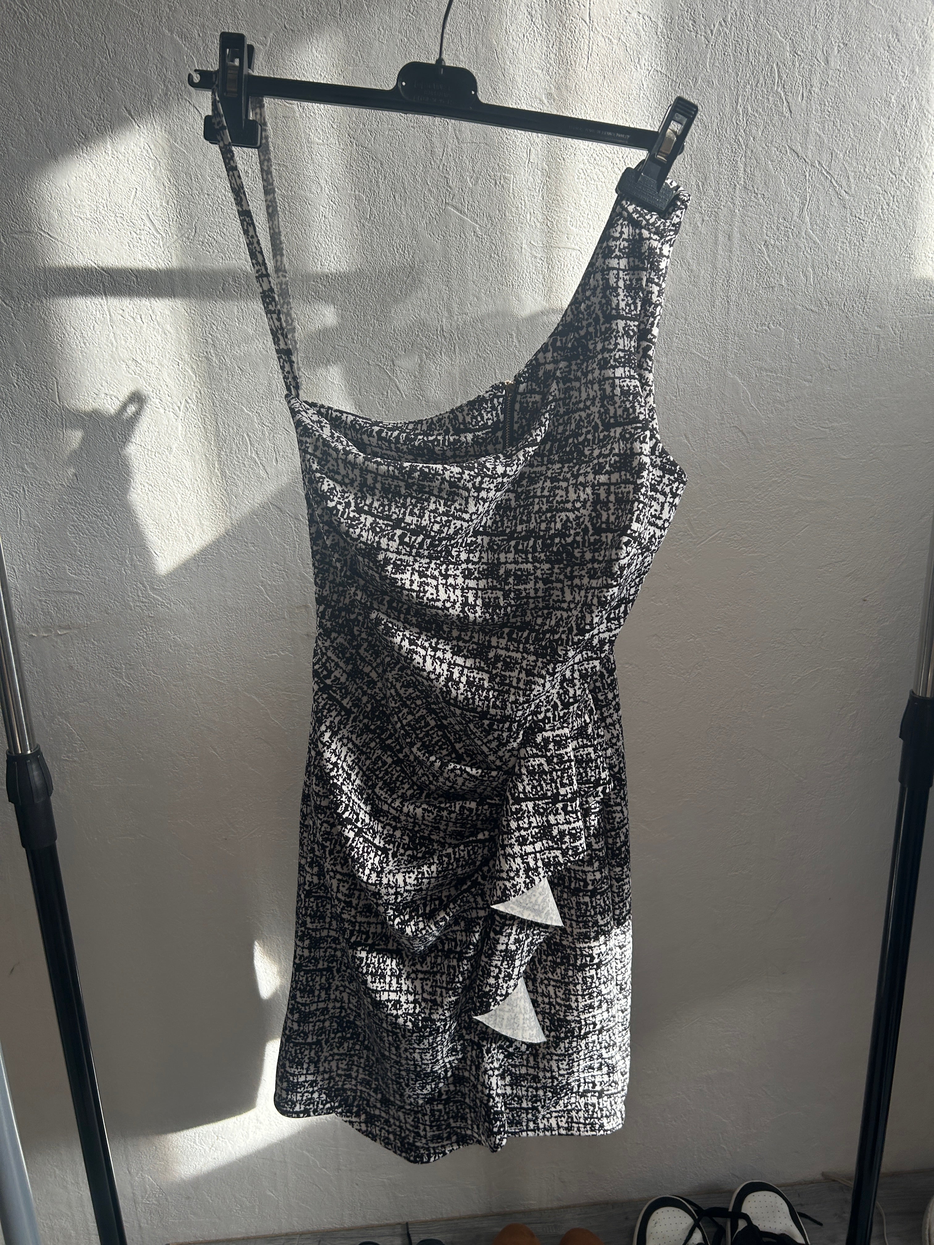 Robe noire et blanche