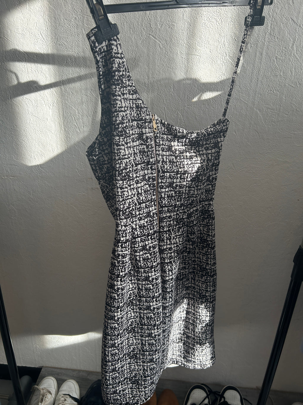 Robe noire et blanche