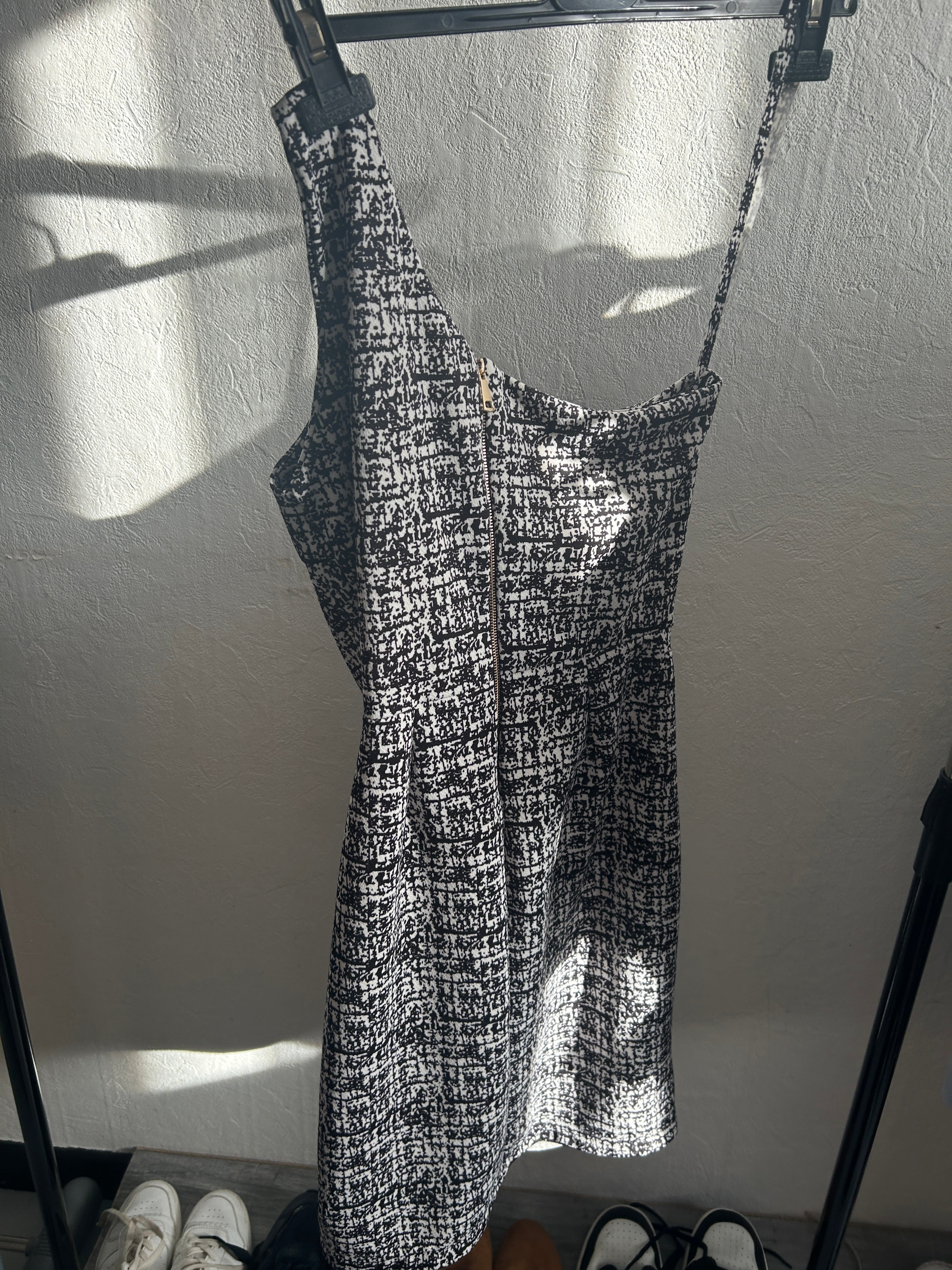 Robe noire et blanche
