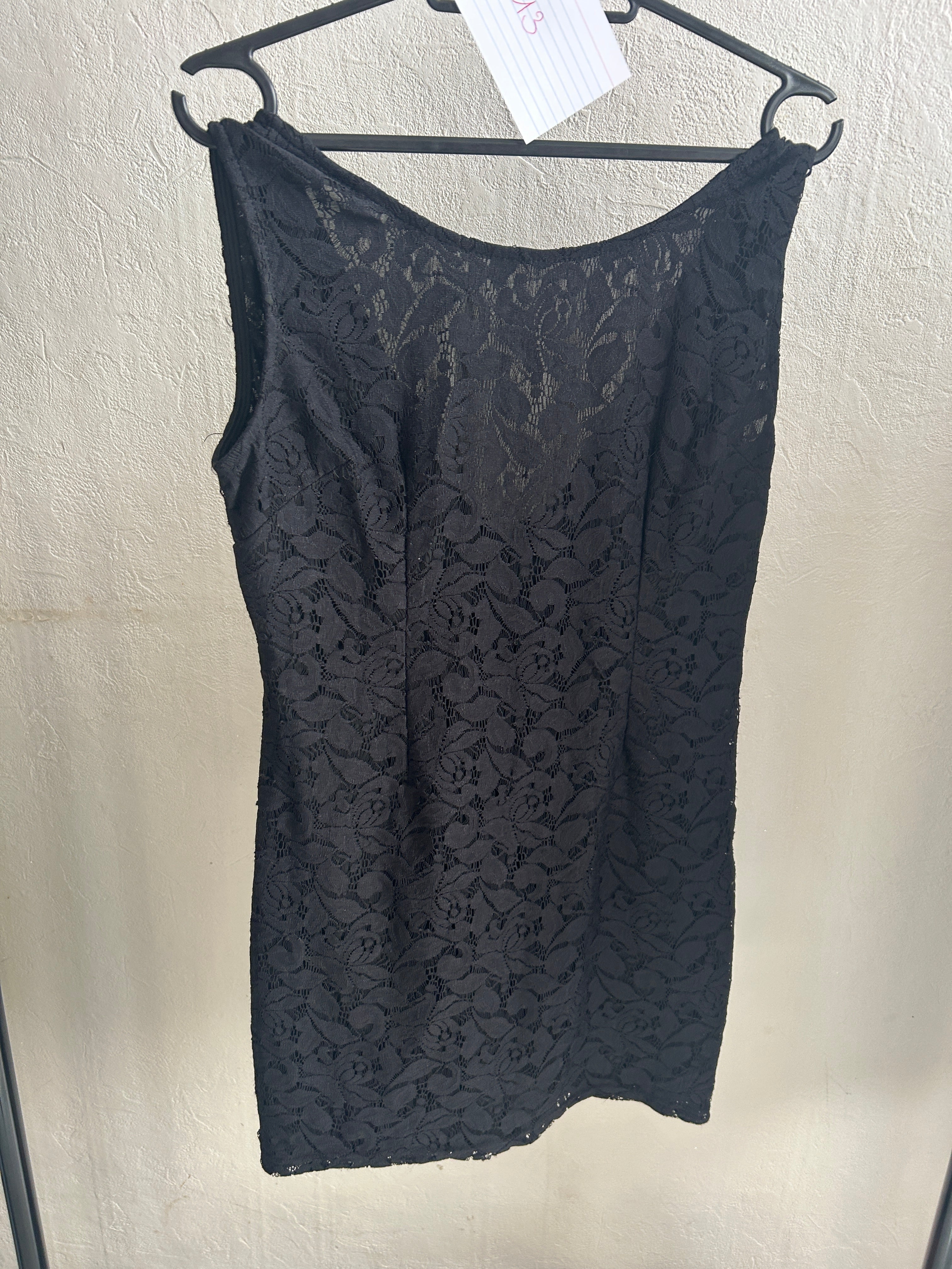 Robe noire en dentelle