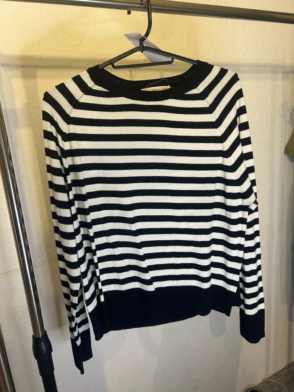 Pull à rayures noires et blanches