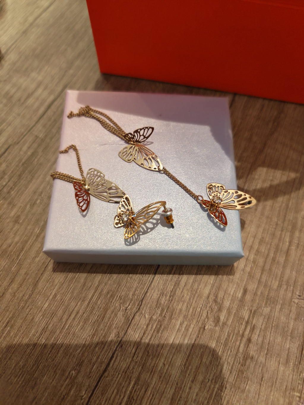 Pretty gold-colored earring