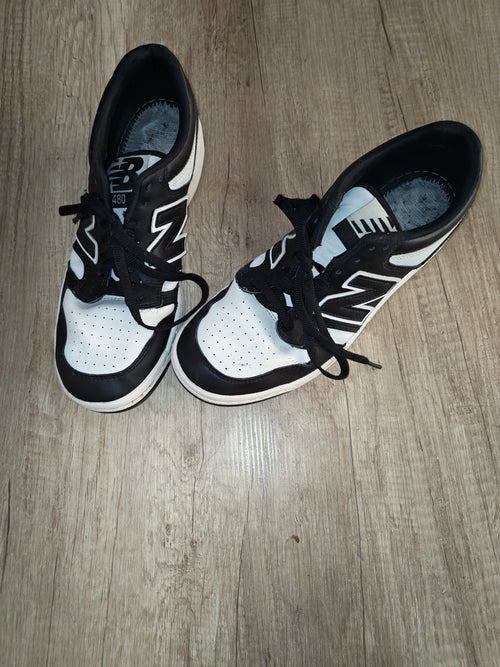 Size 11 basketball shoe