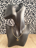 Collier fin doré orné