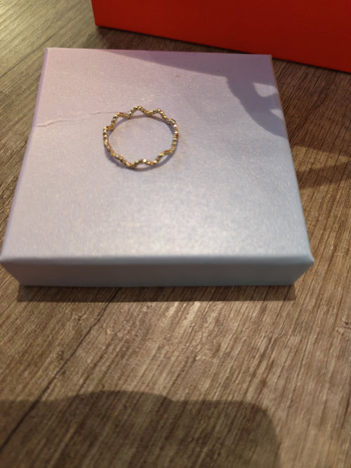Wavy thin ring