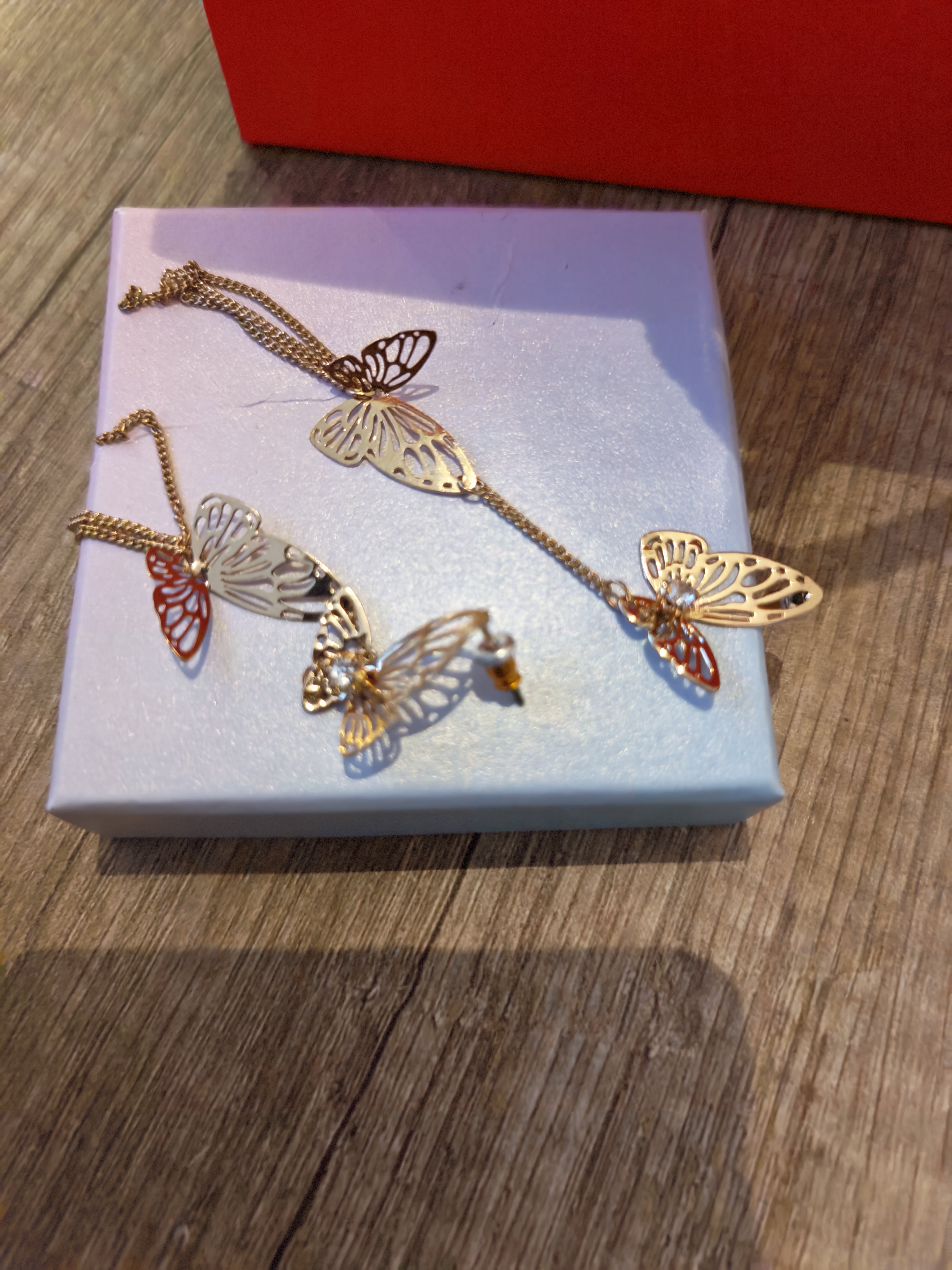 Pretty gold-colored earring