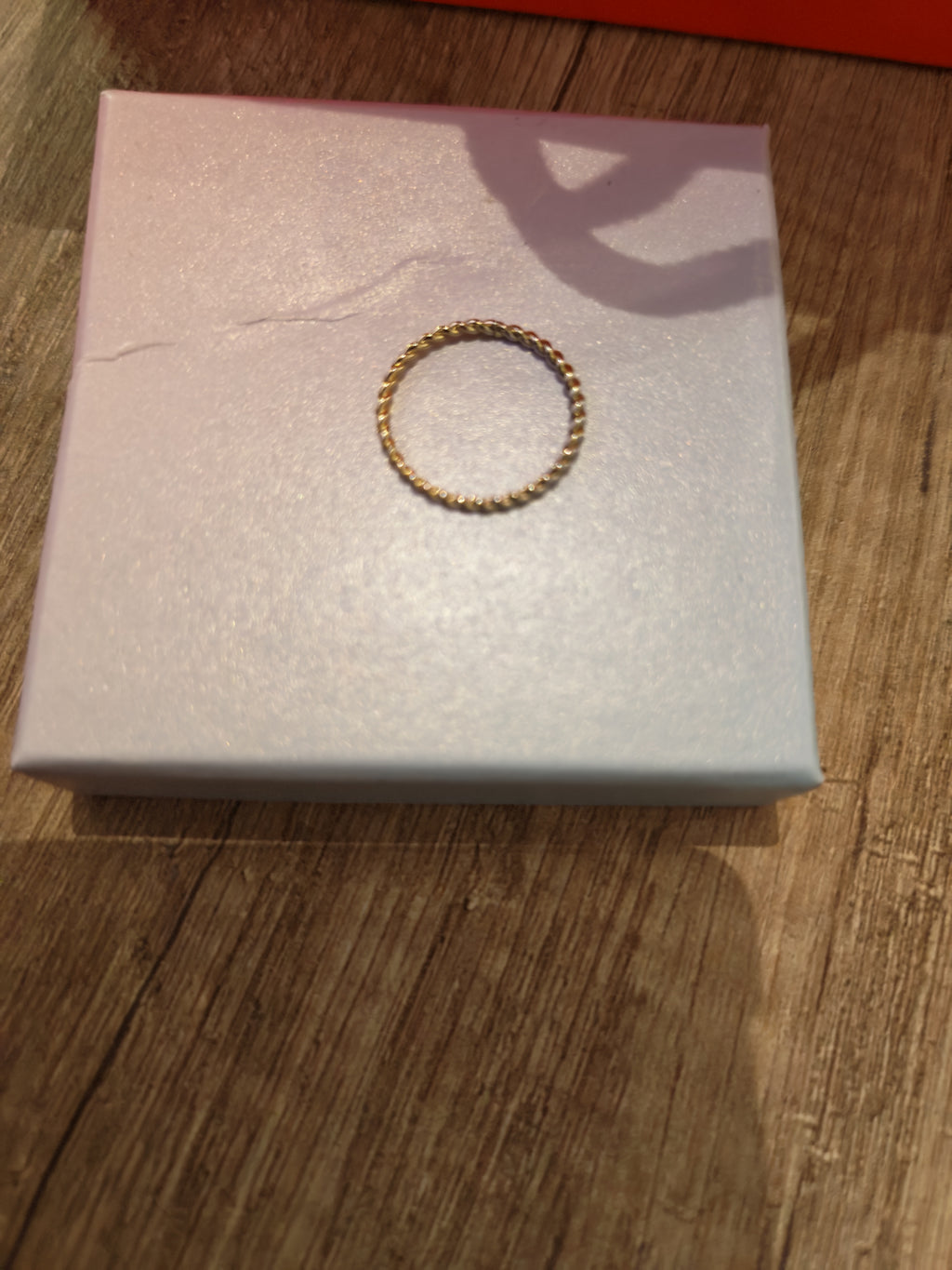 Wavy thin ring